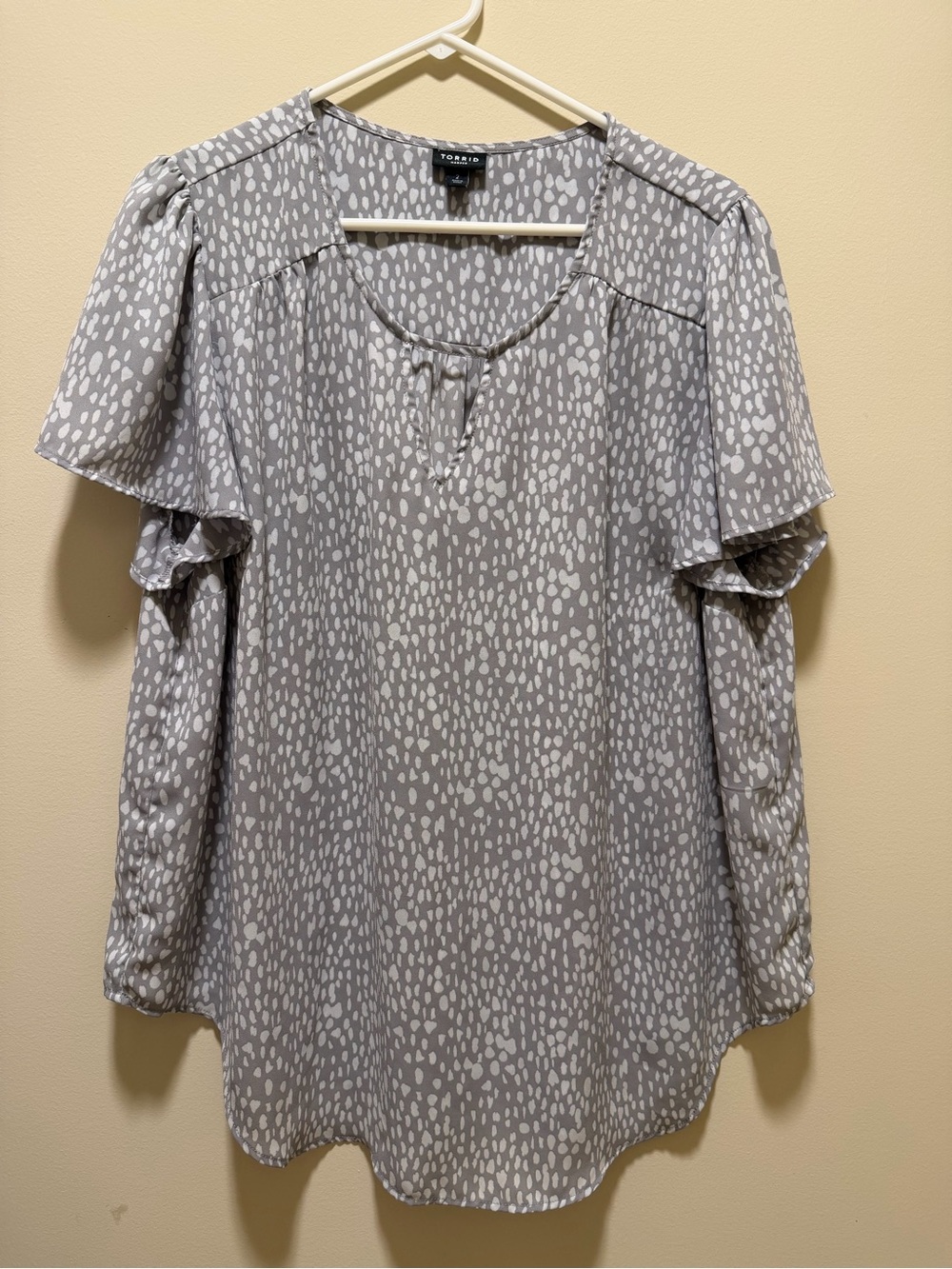 torrid Light Gray & White Dot Ruffle Sleeve Blouse